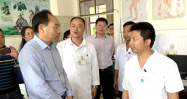 李培同志到勐海视察基层中傣医工作